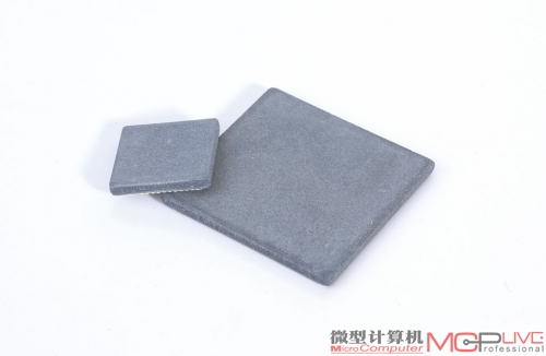 D-Link 865L的散热片是比较少见的陶瓷材质。相比金属散热片，这能用更的薄的散热片材料提供足够的散热性能，让机身整体更薄。