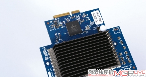 同样来自Broadcom的B CM4360控制芯片，它用于提供802.11ac的5GHz无线连接，支持QAM256（QAM表示每信号中的数据载量），相比主流的QAM64来说，这颗新芯片的信号密度明显大得多。目前基本所有的802.11ac路由器均使用这个芯片。