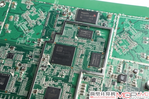 有线网络控制端也一并采用了Atheros的芯片——AR8327N，具备千兆有线网络的支持能力。WNDR4700的主控是来自Micro的APM82181高性能芯片，其主频为1GHz ，支持大512MB的DDR 2内存。相比以往高端802.11ac路由器采用600MHz的BCM4706来说，WNDR4700的主控显得非常强劲。其实不难理解，WNDR4700不仅要完成路由器本分，还要兼顾存储扩展，提供NAS功能，强劲的处理器是基本的性能保证。WNDR4700的主控是来自Micro的APM82181高性能芯片