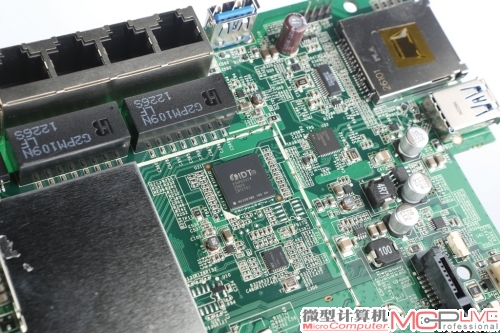 有线网络控制端也一并采用了Atheros的芯片——AR8327N，具备千兆有线网络的支持能力。WNDR4700的主控是来自Micro的APM82181高性能芯片，其主频为1GHz ，支持大512MB的DDR 2内存。相比以往高端802.11ac路由器采用600MHz的BCM4706来说，WNDR4700的主控显得非常强劲。其实不难理解，WNDR4700不仅要完成路由器本分，还要兼顾存储扩展，提供NAS功能，强劲的处理器是基本的性能保证。WNDR4700的主控是来自Micro的APM82181高性能芯片