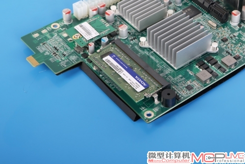 ⑤标配的1GB内存,在PCB背后还预留了一根SO-DIMM插槽，支持2GB DDR3内存的扩展。